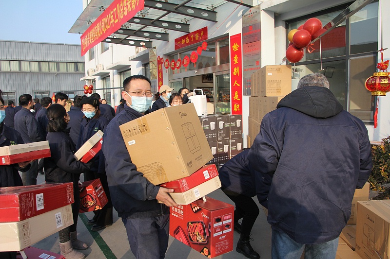 青島中新華美小伙伴們抱著獎品滿載而歸